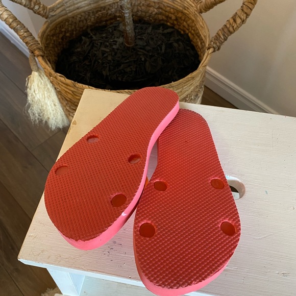 Size 6 Girl’s Old Navy Slides in Soft Coral - Picture 2 of 2